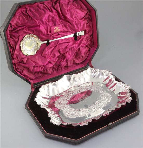 A cased late Victorian silver fruit set, by Rupert Favell, length 280mm, weight 12.5oz/390grms